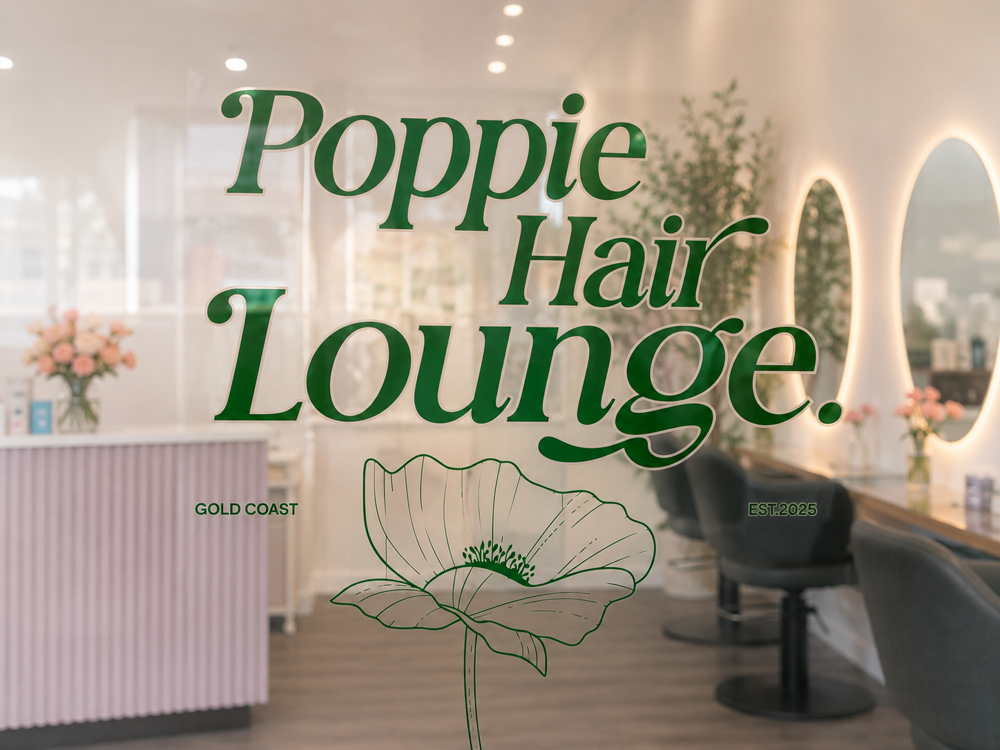 Poppie Hair Lounge のガラスロゴと店内