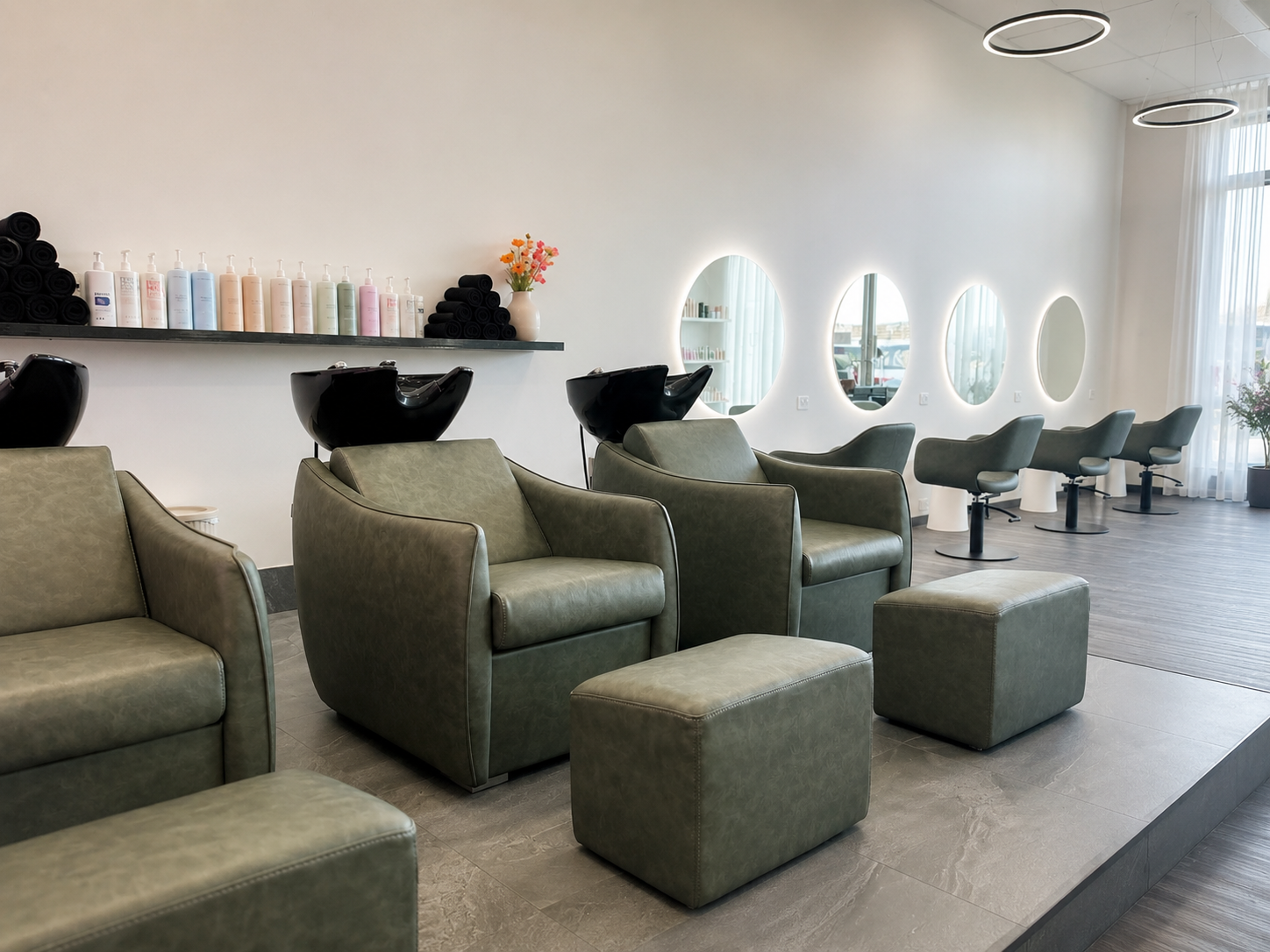 Poppie Hair Lounge の明るい店内